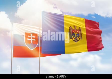 Ciel bleu ensoleillé et drapeaux de la moldavie et de la slovaquie Banque D'Images