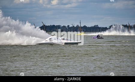 Mulwala, Nouvelle-Galles du Sud Australie - 28 mars 2021 : courses d'hydravions blancs et jaunes sur le lac Mulwala Nouvelle-Galles du Sud Australie Banque D'Images