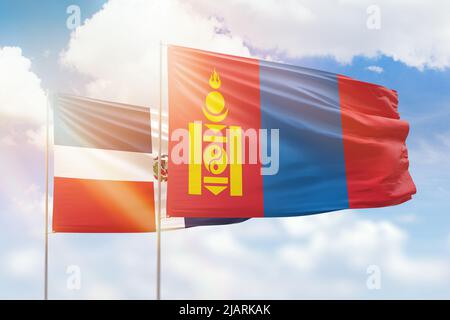 Ciel bleu ensoleillé et drapeaux de la mongolie et de la république dominicaine Banque D'Images