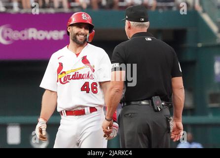 St. Louis, États-Unis. 01st juin 2022. Les cardinaux de Saint-Louis Paul Goldschmidt rit avec Ted Barrett, deuxième juge-arbitre de la base, après avoir frappé un double RBI dans le troisième repas contre les Padres de San Diego au stade Busch de Saint-Louis mardi, 31 mai 2022. Goldschmidt a maintenant eu un succès dans 22 jeux. Photo par Bill Greenblatt/UPI crédit: UPI/Alay Live News Banque D'Images