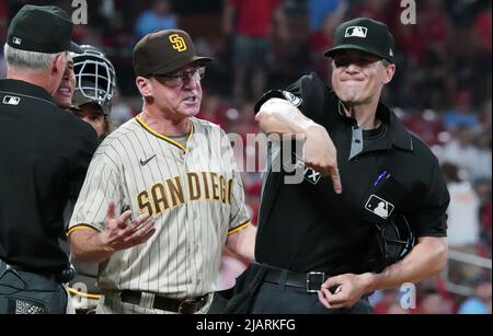 St. Louis, États-Unis. 01st juin 2022. Chris Segal, juge-arbitre en plaque de la Major League, lance Bob Melvin, le directeur des San Diego Padres, dans le sixième dîner contre les Cardinals de Saint Louis au stade Busch de Saint Louis, mardi, 31 mai 2022. Photo par Bill Greenblatt/UPI crédit: UPI/Alay Live News Banque D'Images