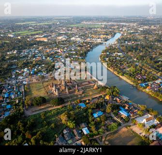 Vue aérienne de Wat Chaiwatthanaram, célèbre temple de la ruine près de la rivière Chao Phraya à Ayutthaya, Thaïlande Banque D'Images