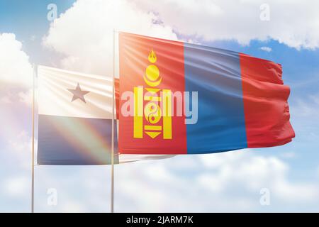 Ciel bleu ensoleillé et drapeaux de la mongolie et du panama Banque D'Images