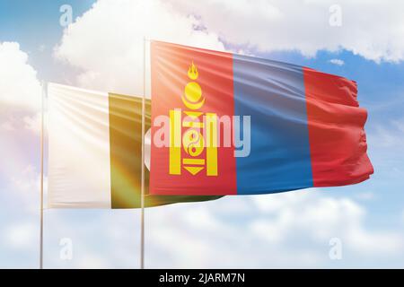 Ciel bleu ensoleillé et drapeaux de la mongolie et du pakistan Banque D'Images