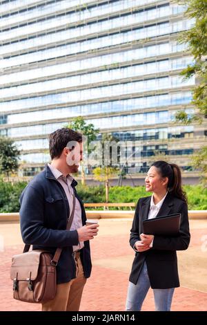 collègues discutant devant le bureau Banque D'Images