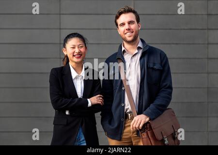 couple d'entrepreneurs souriants regardant la caméra Banque D'Images