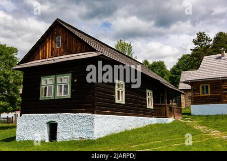 Village contemporain en bois près du château de Stara Lubovna en Slovaquie. Banque D'Images