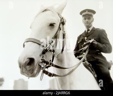 Un policier à cheval, commandant une manifestation contre le racisme à Leicester, Angleterre, Royaume-Uni, Îles britanniques, en 1972. Banque D'Images