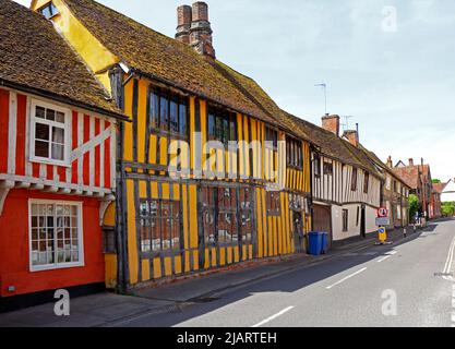 Une rue de maisons médiévales en bois bien conservées et colorées dans le village pittoresque de Lavenham, Suffolk, Angleterre, Royaume-Uni. Banque D'Images