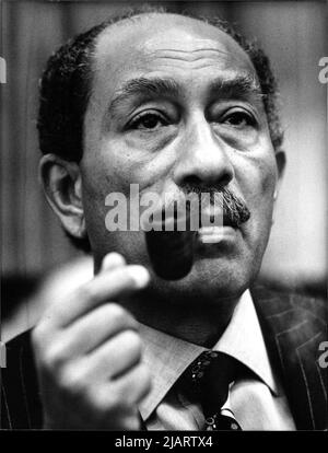 Mohammed Anwar el-Sadat, ägittischer Staatspräsiden, im Amt von 1970 bis zu seiner Ermordung am 6.10.81. Er führte Ägitten in den Jom-Kippur-Krieg 1973, löste das Land aus der engen Bindung an die Sowjetunion und schloss 1979 einen Friedensvertrag mit Israel, wofür den Friedensnobelpreis erhielt. Banque D'Images