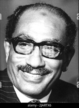 Mohammed Anwar el-Sadat, ägittischer Staatspräsiden, im Amt von 1970 bis zu seiner Ermordung am 6.10.81. Er führte Ägitten in den Jom-Kippur-Krieg 1973, löste das Land aus der engen Bindung an die Sowjetunion und schloss 1979 einen Friedensvertrag mit Israel, wofür den Friedensnobelpreis erhielt. Banque D'Images