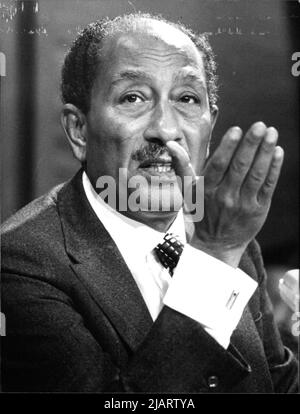 Mohammed Anwar el-Sadat, ägittischer Staatspräsiden, im Amt von 1970 bis zu seiner Ermordung am 6.10.81. Er führte Ägitten in den Jom-Kippur-Krieg 1973, löste das Land aus der engen Bindung an die Sowjetunion und schloss 1979 einen Friedensvertrag mit Israel, wofür den Friedensnobelpreis erhielt. Banque D'Images