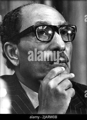 Mohammed Anwar el-Sadat, ägittischer Staatspräsiden, im Amt von 1970 bis zu seiner Ermordung am 6.10.81. Er führte Ägitten in den Jom-Kippur-Krieg 1973, löste das Land aus der engen Bindung an die Sowjetunion und schloss 1979 einen Friedensvertrag mit Israel, wofür den Friedensnobelpreis erhielt. Banque D'Images