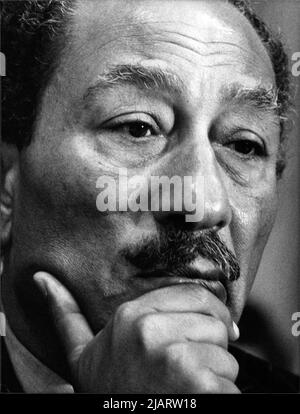 Mohammed Anwar el-Sadat, ägittischer Staatspräsiden, im Amt von 1970 bis zu seiner Ermordung am 6.10.81. Er führte Ägitten in den Jom-Kippur-Krieg 1973, löste das Land aus der engen Bindung an die Sowjetunion und schloss 1979 einen Friedensvertrag mit Israel, wofür den Friedensnobelpreis erhielt. Banque D'Images