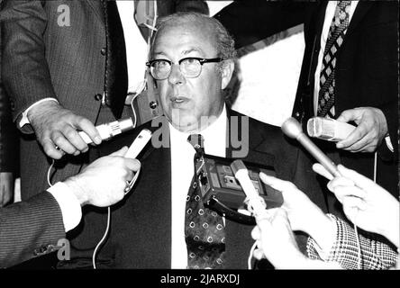 Ein Foto vom US-Außenministre Georg Shultz beim Gespräch mit Journalisten. Banque D'Images