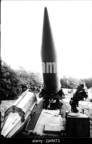 Die amerikanische Pershing 1a Rakete wird auf einem transporter aufgerichtet. Banque D'Images