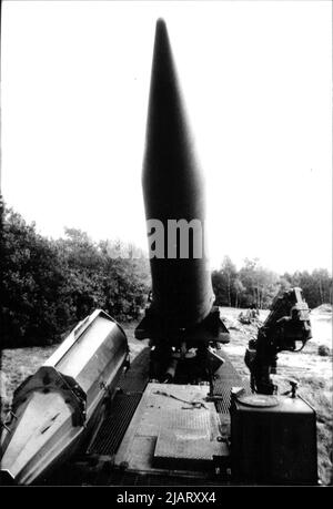 Die amerikanische Pershing 1a Rakete wird auf einem transporter aufgerichtet. Banque D'Images