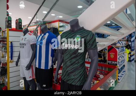 Lagos, Portugal. 2022 06 mai . Boutique de souvenirs, maillots Porto, Benfica et Sporting de Portugal en Algarve, Portugal à l'été 2022. Banque D'Images