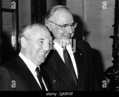 Bundeskanzler Helmut Kohl und der sowjetische Staatspräsident Michail Gorbatschow. Banque D'Images