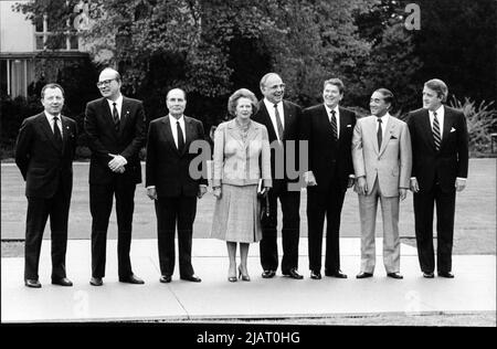 Die Fotografie zeigt c. l. n. r. Jacques Delors, Bettino Craxi, François Mitterrand, Margaret Thatcher, Helmut Kohl, Ronald Reagan, Yasuhiro Nakasone et Brian Mulroney auf dem Weltwirtschaftsgipfel à Bonn. Banque D'Images