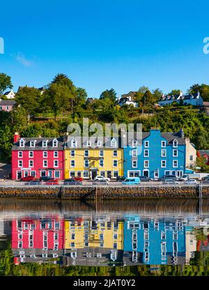 Vue aérienne de drone de maisons colorées dans le village de Tobermory sur l'île de Mull, Argyll et Bute, Écosse, Royaume-Uni Banque D'Images