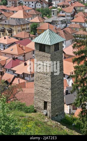 Tešanj, Bosnie-Herzégovine – Mai 2022 : Sahat Kula / Tour de l'horloge de Tešanj. Classé monument national. Banque D'Images