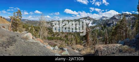 Panorama d'un lac de montagne sur un col dans les montagnes de la Sierra Nevada, Etats-Unis. Banque D'Images