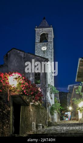 Mostar, Bosnie-Herzégovine – Mai 2022: Sahat Kula / Tour de l'horloge de Mostar. Classé monument national. Banque D'Images