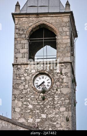 Mostar, Bosnie-Herzégovine – Mai 2022: Sahat Kula / Tour de l'horloge de Mostar. Classé monument national. Banque D'Images