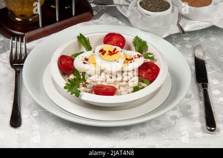 Une assiette de piyaz. Piyaz est une salade unique à la cuisine turque. Il est fait avec des haricots blancs, des oignons, des tomates, des épices, du citron et de l'huile d'olive. Banque D'Images