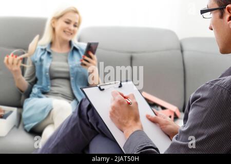 Photo de l'homme psychothérapeute concentré. Une femme d'affaires qui se plaint a besoin d'une aide professionnelle Banque D'Images