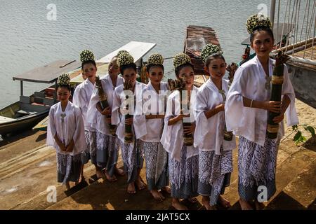 Padalarang, West Java, Indonésie. 1st juin 2022. Les danseurs se préparent avant de jouer dans la tradition de ''Ngalokat Cai'' in situ Ciburuy. La tradition de ''Ngalokat Cai'' a été tenue comme une forme de gratitude de la Communauté de Ciburuy pour l'eau abondante ainsi qu'une forme de critique des artistes et des praticiens de la culture contre le gouvernement en raison de la perte de leurs lieux d'art. (Image de crédit : © Algi Febri Sugita/ZUMA Press Wire) Banque D'Images
