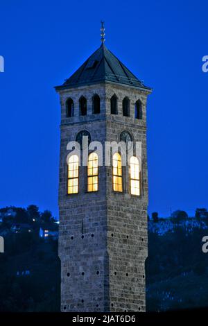 Baščaršija, Stari Grad Sarajevo, Bosnie-Herzégovine – 2022 mai : Sahat Kula / horloge de Sarajevo dans la nuit Banque D'Images