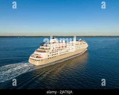 Silver Cloud Cruise Ship traversant le Solent sur la route de Southampton. Silversea Cruises est le premier tout inclus, ultra-luxe au monde. Banque D'Images