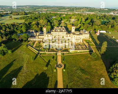 Vue aérienne du château Osborne de l'île de Wight. Osborne House est une ancienne résidence royale située à East Cowes, sur l'île de Wight, au Royaume-Uni. Banque D'Images