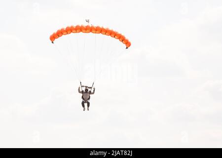 Skydiver avec une petite voûte d'un parachute sur le fond un ciel bleu, gros plan. Parachutisme sous parachute Banque D'Images