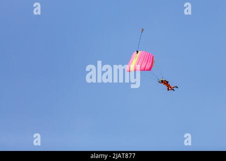 Skydiver avec une petite voûte d'un parachute sur le fond un ciel bleu, gros plan. Parachutisme sous parachute Banque D'Images