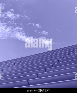 escalier et ciel en pierre aux tons violets. très péri Banque D'Images