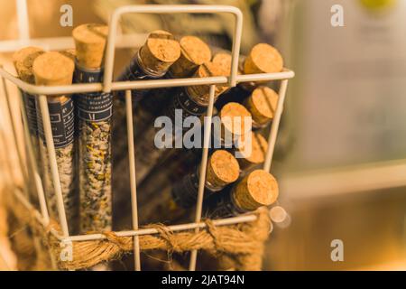 Différentes sortes de tisanes dans des flacons en verre situés dans un panier en osier. Photo de haute qualité Banque D'Images