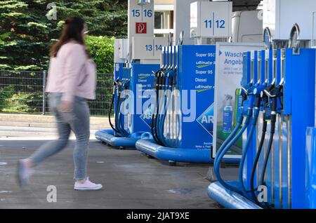 Opladen, Allemagne. 01st juin 2022. Une femme marche entre les pompes vides d'une station-service. Malgré la réduction des prix de l'essence par rapport à la quantité prescrite par la loi à temps pour 1 juin 2022, la course prévue par les experts n'a pas réussi à se matérialiser. Pour une période de trois mois, l'État réduira les taxes sur le carburant de 14 cents le litre pour le diesel et de 35 cents le litre pour l'essence. Credit: Roberto Pfeil/dpa/Alay Live News Banque D'Images