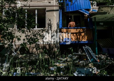 Sloviansk, Ukraine. 31st mai 2022. Les gens vus à leur appartement détruit. Sloviansk est une ville située à 20 km au nord de Kramatorsk en direction de Lyman et fait partie de la région de Donetsk. Dans la nuit entre 30 mai et 31 mai, la ville a été attaquée par l'armée russe, une attaque de missiles a détruit plusieurs bâtiments du centre-ville, tuant trois civils et en blessant six. (Photo de Rick Mave/SOPA Images/Sipa USA) crédit: SIPA USA/Alay Live News Banque D'Images