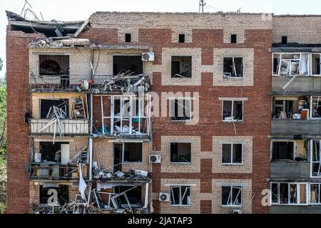 Sloviansk, Ukraine. 31st mai 2022. Vue d'un bâtiment détruit par une attaque de missile. Sloviansk est une ville située à 20 km au nord de Kramatorsk en direction de Lyman et fait partie de la région de Donetsk. Dans la nuit entre 30 mai et 31 mai, la ville a été attaquée par l'armée russe, une attaque de missiles a détruit plusieurs bâtiments du centre-ville, tuant trois civils et en blessant six. (Photo de Rick Mave/SOPA Images/Sipa USA) crédit: SIPA USA/Alay Live News Banque D'Images