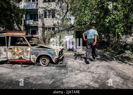 Sloviansk, Ukraine. 31st mai 2022. Un homme vu à l'entrée de sa maison. Sloviansk est une ville située à 20 km au nord de Kramatorsk en direction de Lyman et fait partie de la région de Donetsk. Dans la nuit entre 30 mai et 31 mai, la ville a été attaquée par l'armée russe, une attaque de missiles a détruit plusieurs bâtiments du centre-ville, tuant trois civils et en blessant six. (Photo de Rick Mave/SOPA Images/Sipa USA) crédit: SIPA USA/Alay Live News Banque D'Images