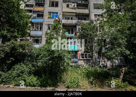 Sloviansk, Ukraine. 31st mai 2022. Vue d'un bâtiment détruit par une attaque de missile. Sloviansk est une ville située à 20 km au nord de Kramatorsk en direction de Lyman et fait partie de la région de Donetsk. Dans la nuit entre 30 mai et 31 mai, la ville a été attaquée par l'armée russe, une attaque de missiles a détruit plusieurs bâtiments du centre-ville, tuant trois civils et en blessant six. (Photo de Rick Mave/SOPA Images/Sipa USA) crédit: SIPA USA/Alay Live News Banque D'Images