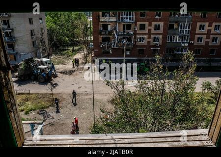 Sloviansk, Ukraine. 31st mai 2022. Vue d'un bâtiment détruit par une attaque de missile. Sloviansk est une ville située à 20 km au nord de Kramatorsk en direction de Lyman et fait partie de la région de Donetsk. Dans la nuit entre 30 mai et 31 mai, la ville a été attaquée par l'armée russe, une attaque de missiles a détruit plusieurs bâtiments du centre-ville, tuant trois civils et en blessant six. (Photo de Rick Mave/SOPA Images/Sipa USA) crédit: SIPA USA/Alay Live News Banque D'Images