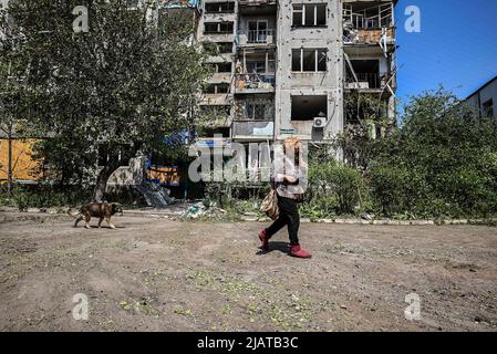 Sloviansk, Ukraine. 31st mai 2022. Une femme passe devant un bâtiment détruit. Sloviansk est une ville située à 20 km au nord de Kramatorsk en direction de Lyman et fait partie de la région de Donetsk. Dans la nuit entre 30 mai et 31 mai, la ville a été attaquée par l'armée russe, une attaque de missiles a détruit plusieurs bâtiments du centre-ville, tuant trois civils et en blessant six. Crédit : SOPA Images Limited/Alamy Live News Banque D'Images