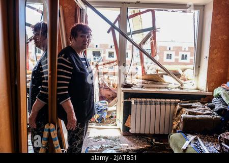 Sloviansk, Ukraine. 31st mai 2022. Une dame vue dans son appartement détruit. Sloviansk est une ville située à 20 km au nord de Kramatorsk en direction de Lyman et fait partie de la région de Donetsk. Dans la nuit entre 30 mai et 31 mai, la ville a été attaquée par l'armée russe, une attaque de missiles a détruit plusieurs bâtiments du centre-ville, tuant trois civils et en blessant six. Crédit : SOPA Images Limited/Alamy Live News Banque D'Images