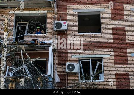 Sloviansk, Ukraine. 31st mai 2022. Un homme vu dans son appartement détruit. Sloviansk est une ville située à 20 km au nord de Kramatorsk en direction de Lyman et fait partie de la région de Donetsk. Dans la nuit entre 30 mai et 31 mai, la ville a été attaquée par l'armée russe, une attaque de missiles a détruit plusieurs bâtiments du centre-ville, tuant trois civils et en blessant six. Crédit : SOPA Images Limited/Alamy Live News Banque D'Images