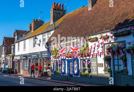 Brighton UK 1st juin 2022 - Ye Olde Black Horse dans le village de Rotingdean près de Brighton est décoré et prêt pour les célébrations du Jubilé de platine de la Reine au cours des prochains jours : Credit Simon Dack / Alamy Live News Banque D'Images