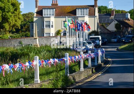 Brighton UK 1st juin 2022 - le village de Rotingdean près de Brighton est décoré et prêt pour les célébrations du Jubilé de platine de la Reine au cours des prochains jours : Credit Simon Dack / Alamy Live News Banque D'Images